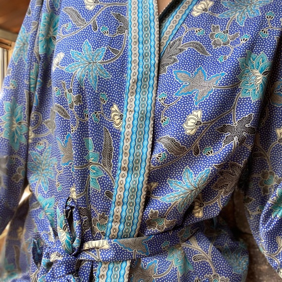 Blue Flower Balinese Robe - Picture 4 of 6